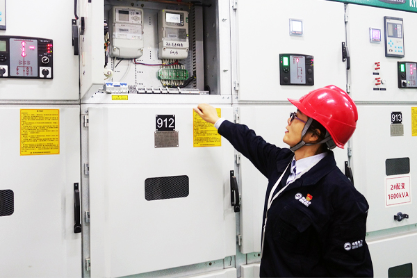 Como funcionam os painéis de média tensão em sistemas de distribuição de energia